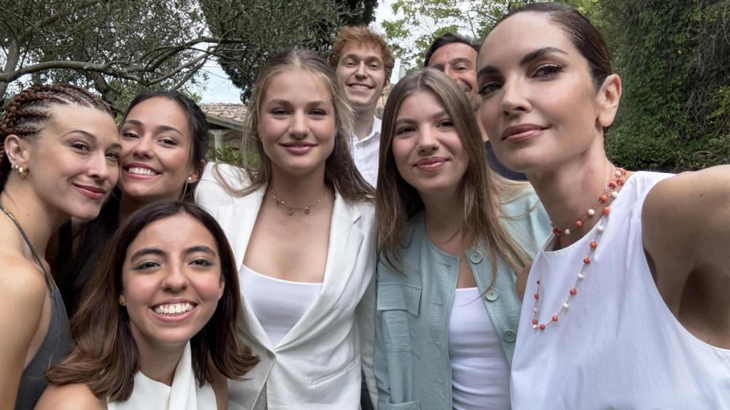 Las hijas de los Reyes posan con Eugenia Silva y otras jóvenes.