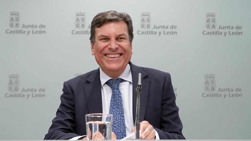 El portavoz y consejero de Economía y Hacienda de la Junta, Carlos Fernández Carriedo, durante la rueda de prensa posterior al Consejo de Gobierno de este jueves