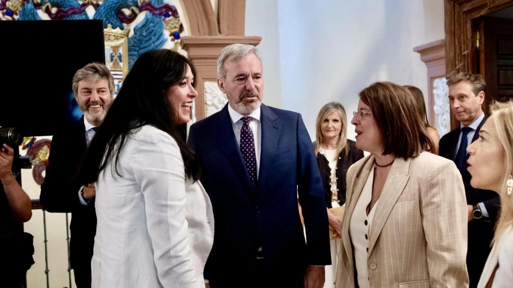 La alcadesa de Huesca, Lorena Orduna, junto a Jorge Azcón y Concepción Gimeno antes del pleno del Debate de la Ciudad de Huesca