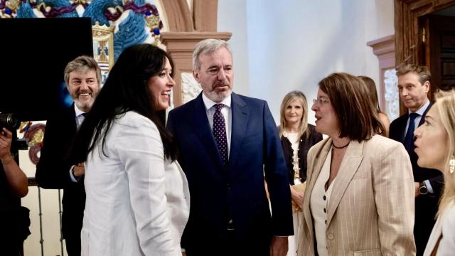 La alcadesa de Huesca, Lorena Orduna, junto a Jorge Azcón y Concepción Gimeno antes del pleno del Debate de la Ciudad de Huesca