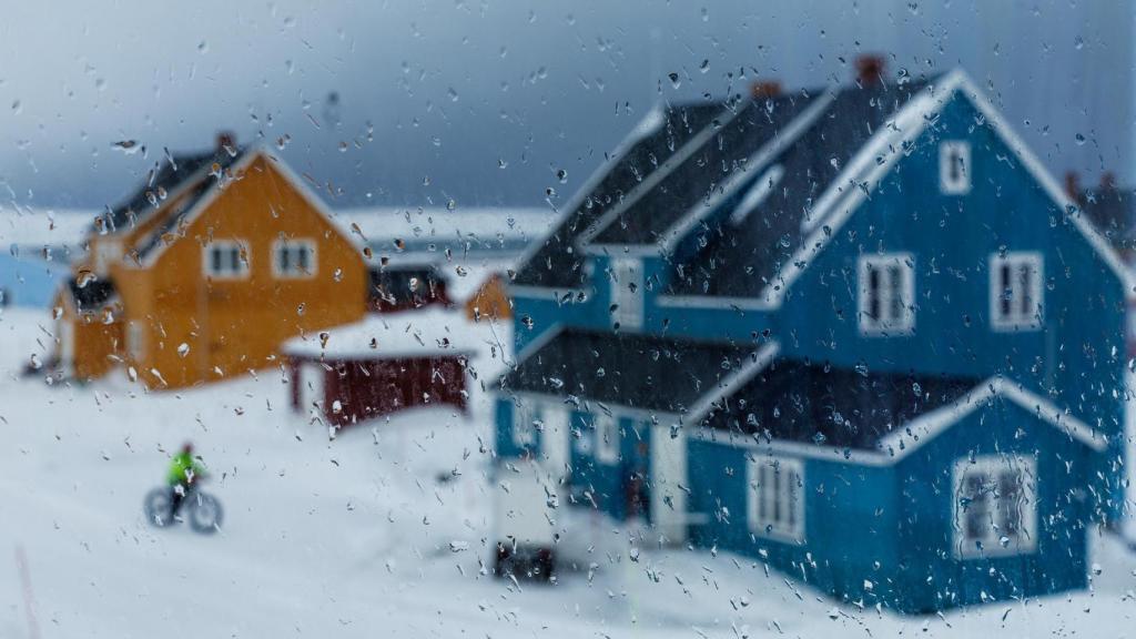 Lluvia vista desde dentro de una casa en el archipiélago de Svalbard.