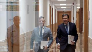 El director de Comunicación de la Junta, Julio López Revuelta, y el portavoz del Gobierno autonómico, Carlos Fernández Carriedo, tras el Consejo de Gobierno de este jueves