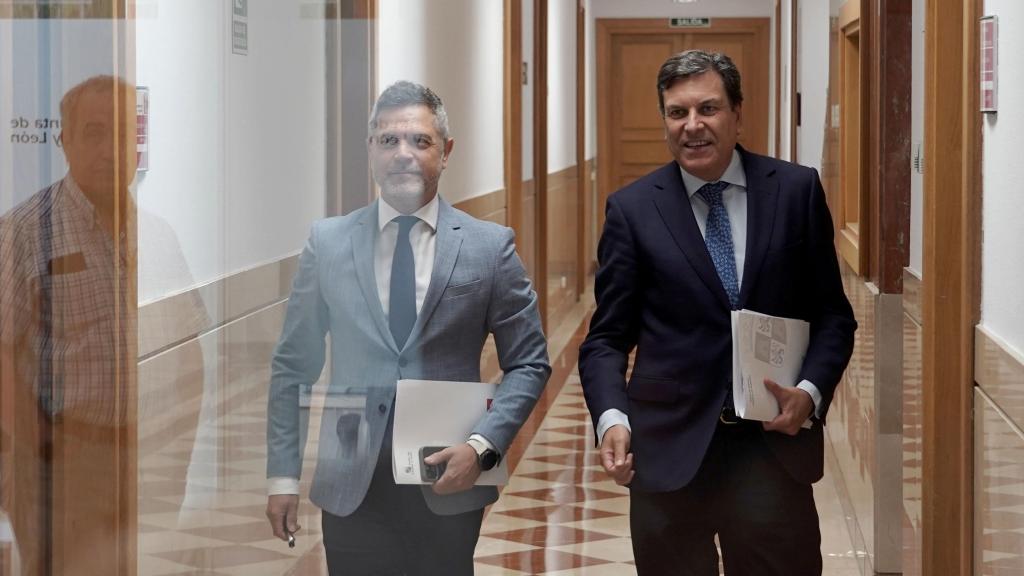 El director de Comunicación de la Junta, Julio López Revuelta, y el portavoz del Gobierno autonómico, Carlos Fernández Carriedo, tras el Consejo de Gobierno de este jueves