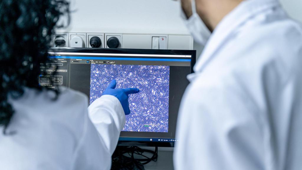 Científicos de Aleph Farms analizan una muestra en el microscopio.