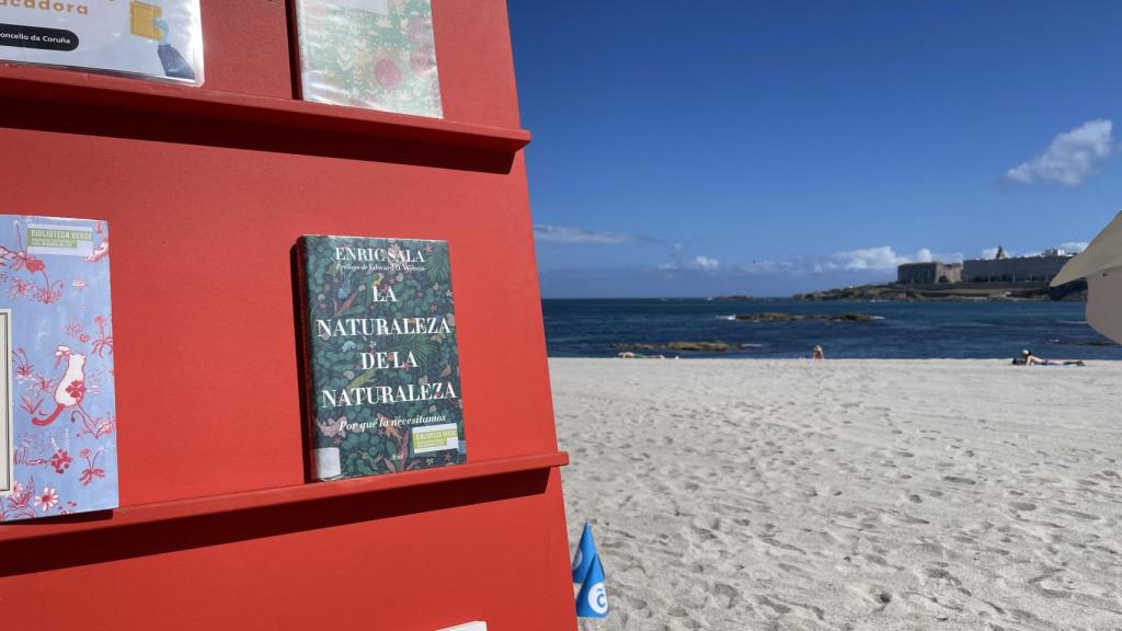 Libros en préstamos en la playa de Riazor de A Coruña.