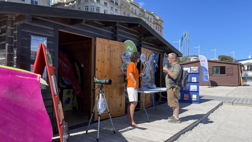 Caseta de educación ambiental en la playa de Riazor de A Coruña.