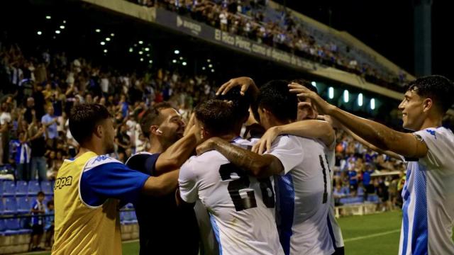 Los jugadores del Hércules celebran un gol ante el Elche.