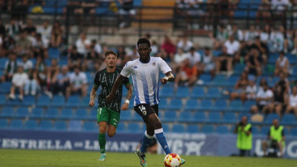 Ben Hamed es perseguido por Josan en el partido de ayer.