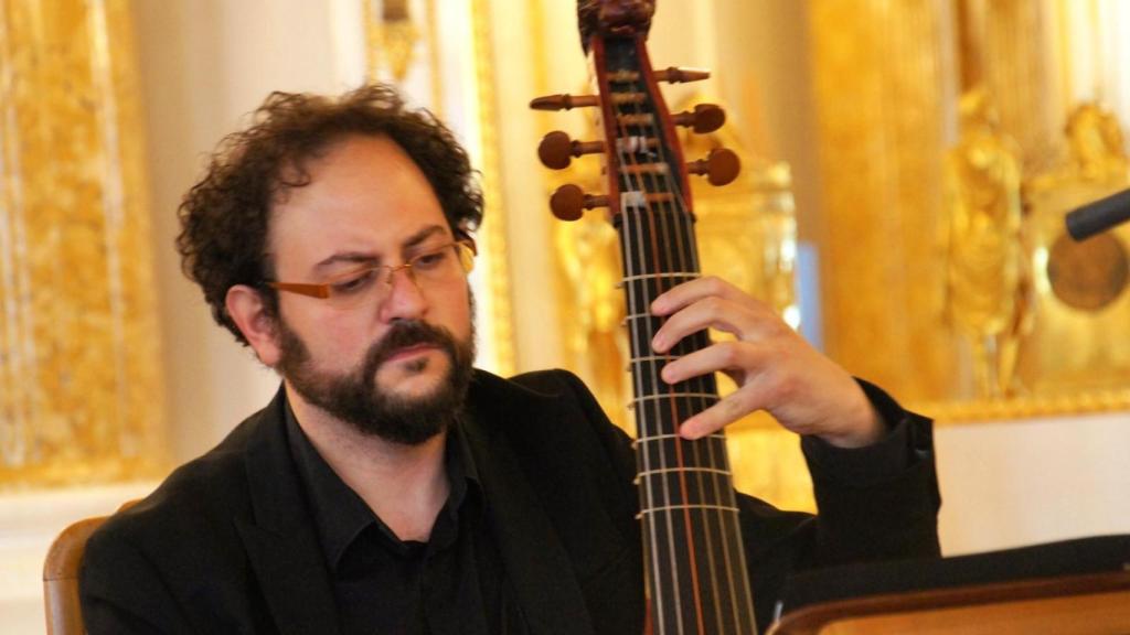 Rami Alqhai durante una de sus interpretaciones