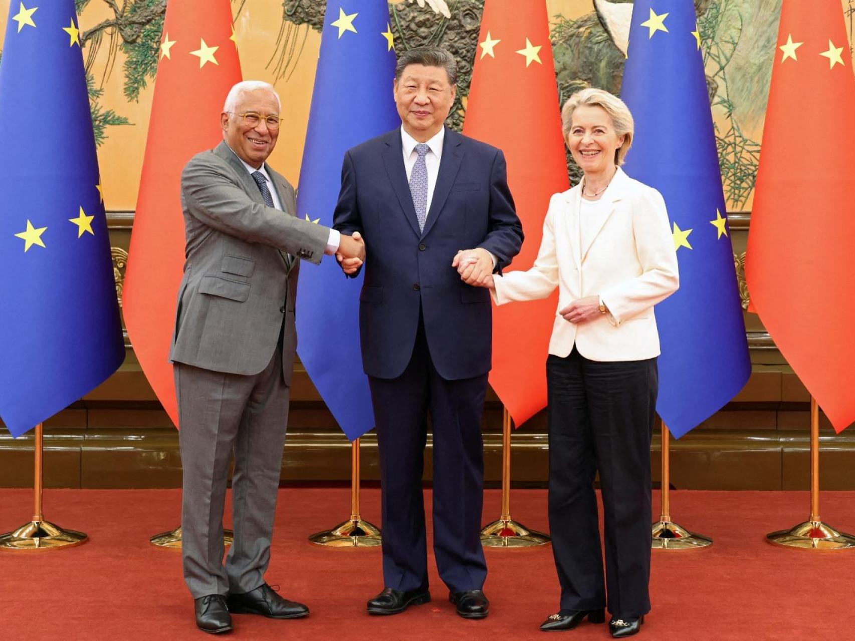 António Costa, Xi Jinping y Ursula von der Leyen, durante la cumbre UE-China celebrada este jueves en Pekín