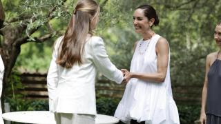 La Princesa Leonor saluda a Eugenia Silva, quien ha impartido un taller promovido por la Fundación Princesa de Asturias.