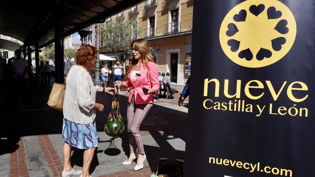 La líder de Nueve Castilla y León, Silvia Clemente, regalando una sandía a una viandante, este jueves en la Plaza de España de Valladolid