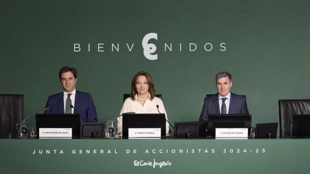 José Ramón de las Hoces, consejero secretario de El Corte Inglés; Marta Álvarez, presidenta; y Gastón Bottazzini, CEO, durante la junta de 2025.