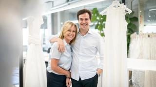 Rosa Clará entrega el cetro de su firma a su hijo Daniel tras 30 años en lo más alto de la moda nupcial: “Lo harás mejor que yo”