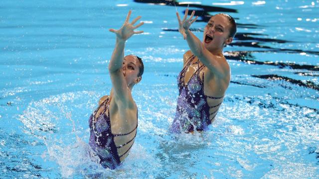 Iris Tió y Lilou Lluis, en su ejercicio durante el Mundial de Singapur 2025
