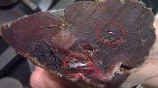 Carne de caza con fragmentos de plomo.