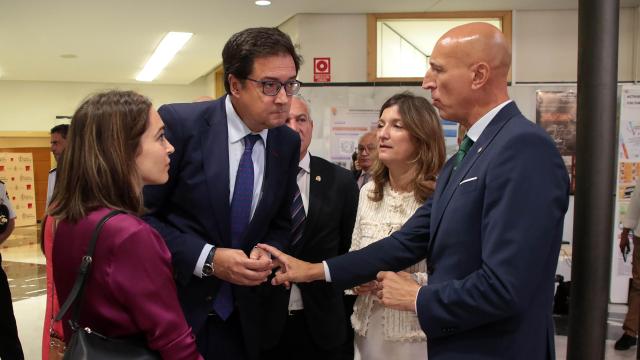 El ministro de Transformación Digital y para la Función Pública, Óscar López, saluda al alcalde de León, José Antonio Diez, este jueves en la capital leonesa
