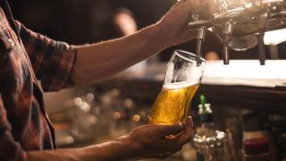 pierde-jubilacion-por-cuatro-dias-camarero-cerveza