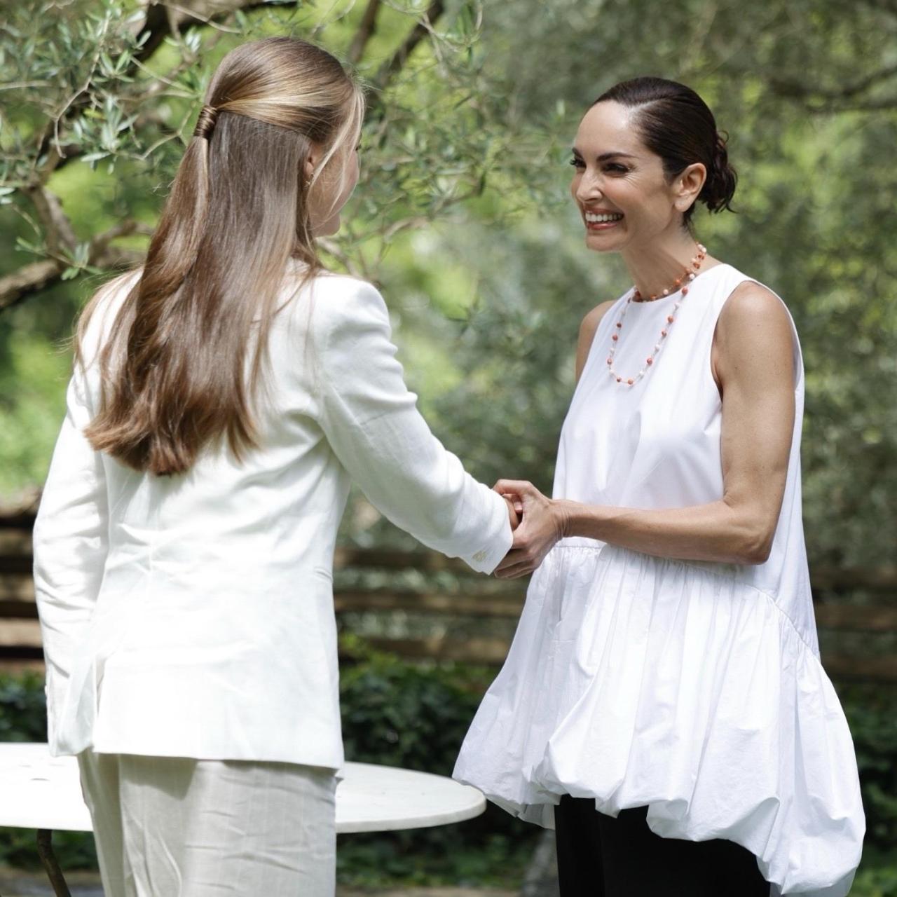 Eugenia Silva, saludando a la princesa Leonor.