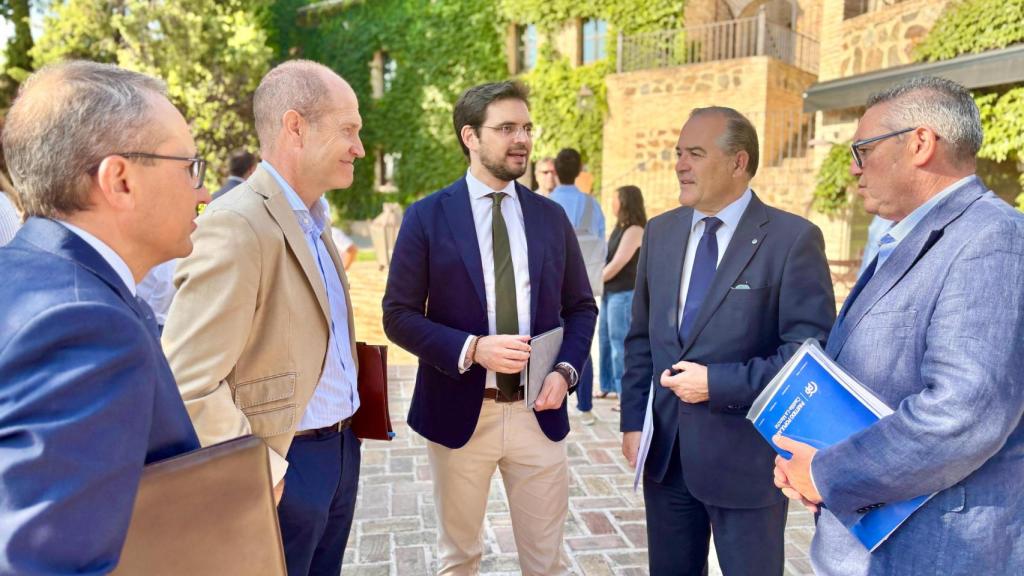 Santiago Serrano, en el centro, durante la reunión de la Mesa del Agua.