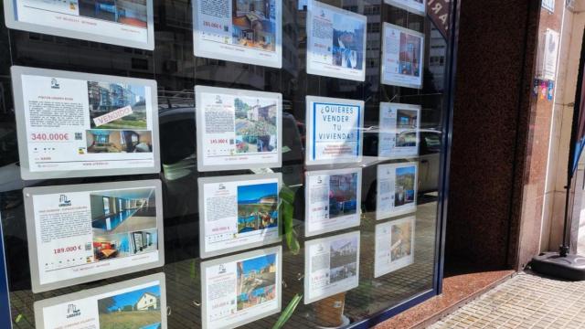 Escaparate de una agencia inmobiliaria de A Coruña.