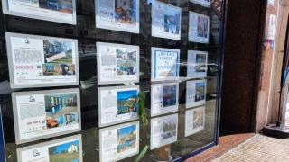 Escaparate de una agencia inmobiliaria de A Coruña.