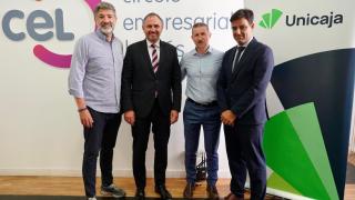 En la imagen de I a D, Julio César Álvarez; José María Fernández; Ángel González, gerente de CEL; y Manuel Rubio, director territorial de Unicaja en Castilla y León, durante la firma del convenio