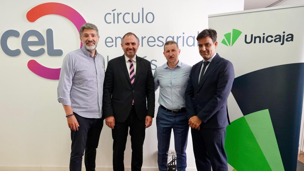 En la imagen de I a D, Julio César Álvarez; José María Fernández; Ángel González, gerente de CEL; y Manuel Rubio, director territorial de Unicaja en Castilla y León, durante la firma del convenio