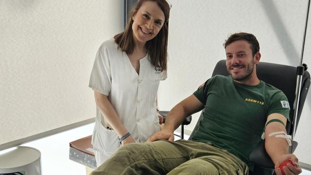 Uno de los bomberos donando sangre