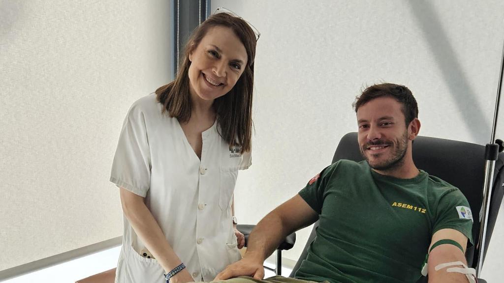 Uno de los bomberos donando sangre