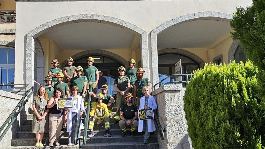 Bomberos y enfermeras en la puerta del hospital