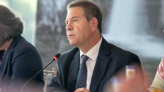 Page en la mesa del agua