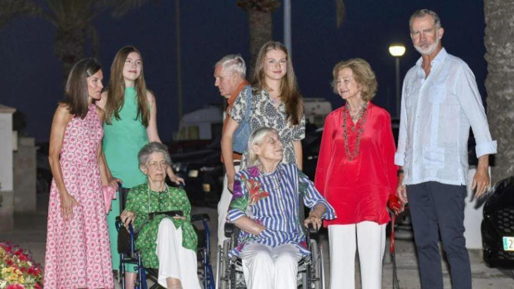 elipe VI y Letizia junto a sus hijas, Leonor y Sofía, la emérita Sofía, la hermana de ésta, Irene, y Tatiana Radziwill junto a su marido.