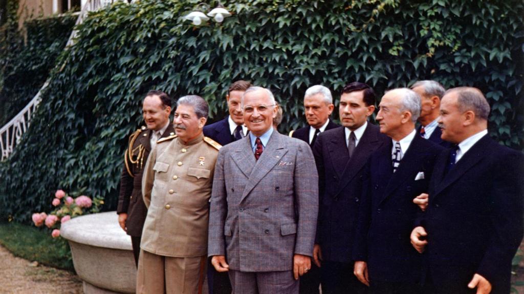 Harry S. Truman y Joseph Stalin se reúnen en Potsdam. Foto: Wikipedia.