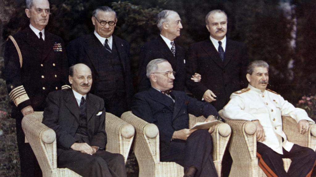 Clement Attlee, Harry S. Truman, Joseph Stalin, y detrás: el almirante William Daniel Leahy, el ministro de Asuntos Exteriores Ernest Bevin, el secretario de Estado James F. Byrnes y el ministro de Asuntos Exteriores Vyacheslav Molotov.