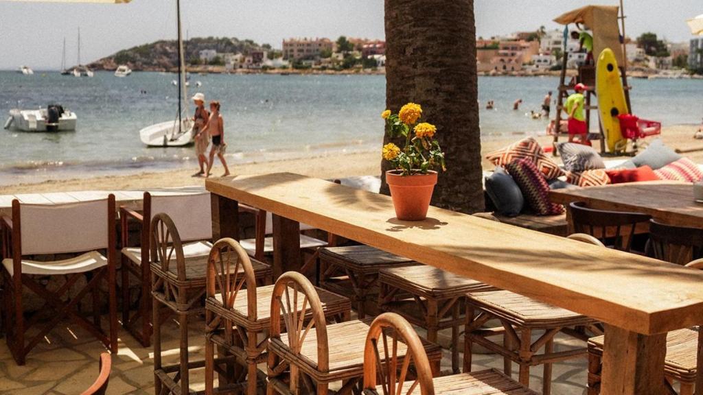 Los valencianos que han traído a Ibiza lo que la isla llevaba tiempo pidiendo: un restaurante sencillo con precios asequibles