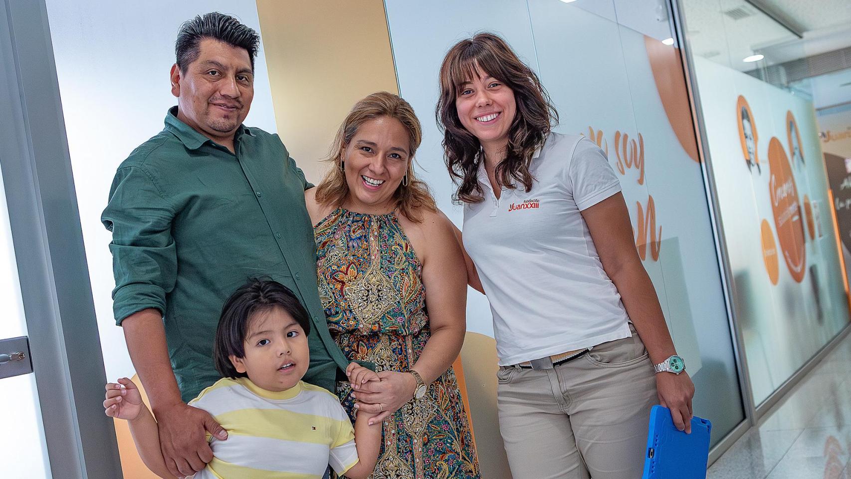 Daniel, Jennifer y Gustavo junto a Mónica, terapeuta del centro de Atención Temprana de Fundación Juan XXIII.