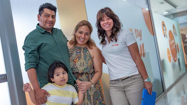 Daniel, Jennifer y Gustavo junto a Mónica, terapeuta del centro de Atención Temprana de Fundación Juan XXIII.