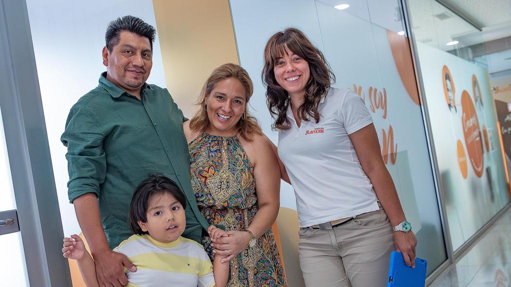 Daniel, Jennifer y Gustavo junto a Mónica, terapeuta del centro de Atención Temprana de Fundación Juan XXIII.