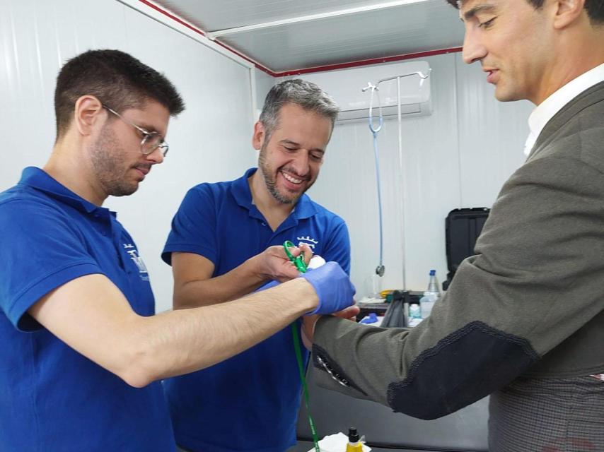 Raúl de la Cruz al fondo junto a otro miembro de Tauromed, Fernando Acebes, en una atención