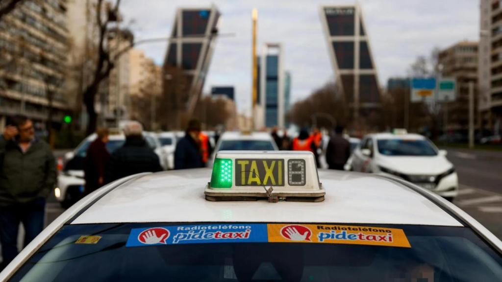 Un grupo de taxistas en huelga en Madrid.