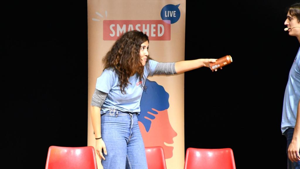 Representación dramatizada de Smashed en un centro educativo en España.