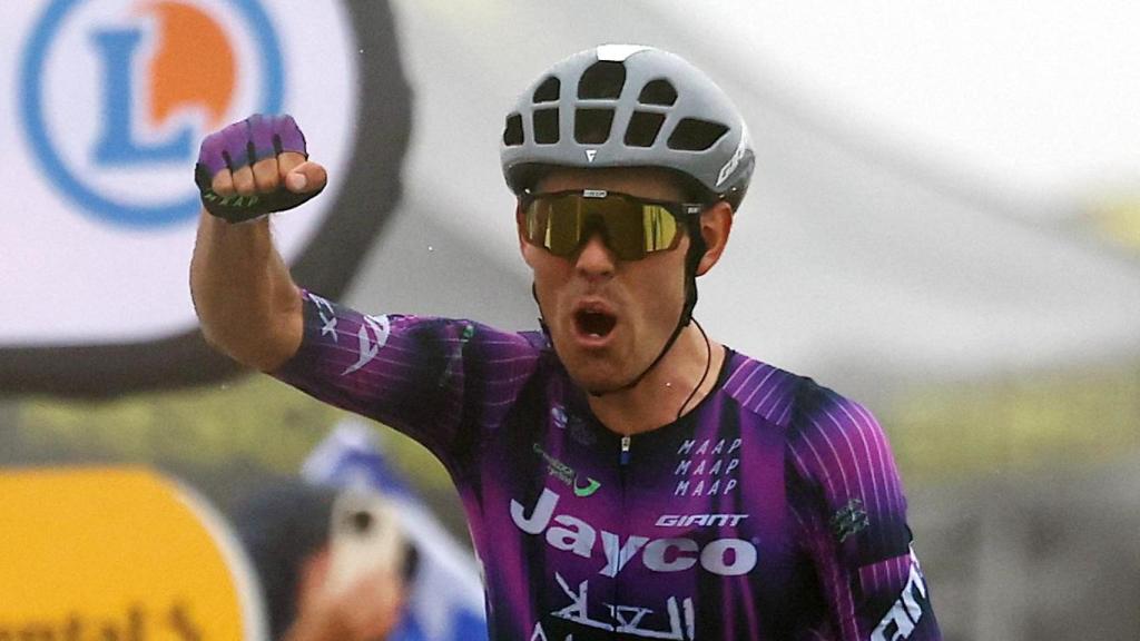 Ben O'Connor celebra su triunfo en la 18ª etapa del Tour.