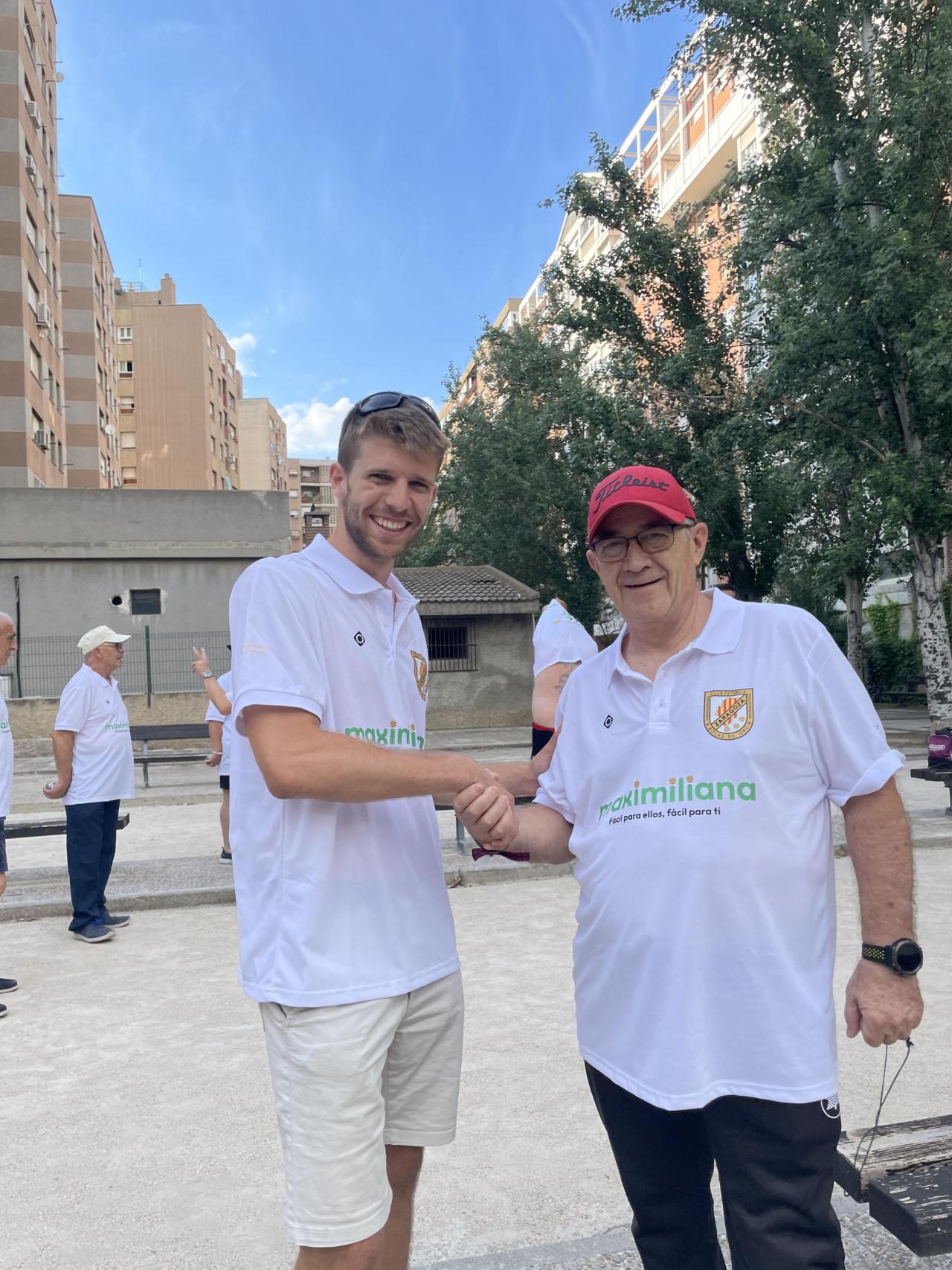 Jorge Terreu junto a un miembro del equipo de petanca que patrocinará a partir de ahora la startup Maximiliana.
