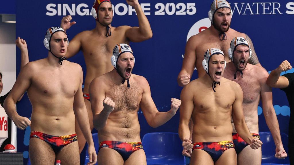 Los jugadores españoles celebran su triunfo.
