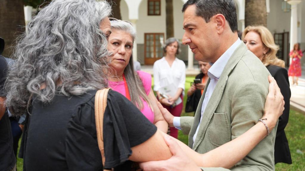 Juanma Moreno junto a las madres con las que ha charlado este jueves.