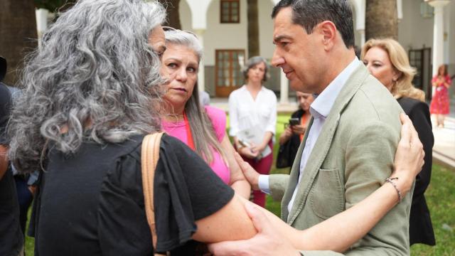 Juanma Moreno junto a las madres con las que ha charlado este jueves.