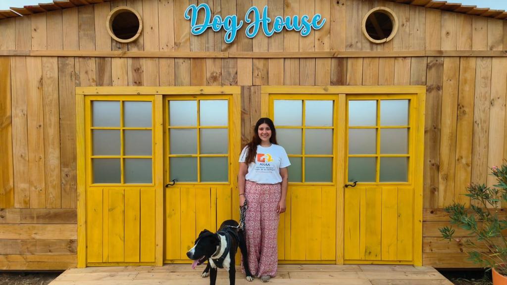 Claudia Blanco, con un perro, en las instalaciones del programa 'Dog House'.