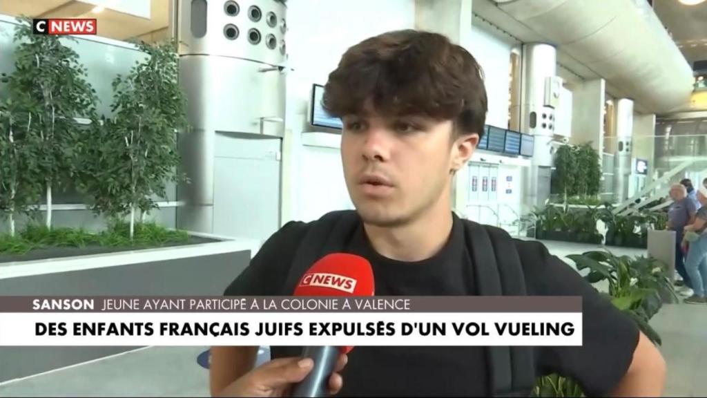 Uno de los jóvenes desalojados del avión de Vueling. C News