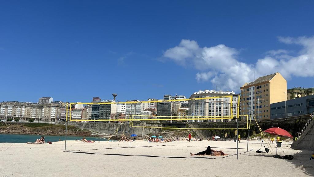 El entorno deportivo de la playa de Orzán tiene usos lúdicos cuando no hay actividad con el balón.